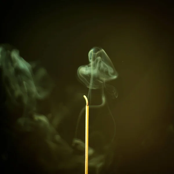 Καύση Άρωμα Ραβδί Καπνό Αφηρημένη Φόντο — Φωτογραφία Αρχείου
