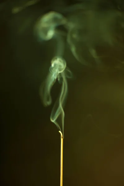 Vara Aroma Ardente Com Fumaça Fundo Abstrato — Fotografia de Stock