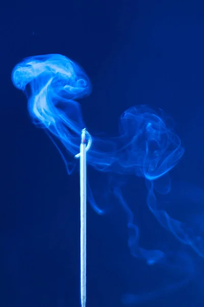 抽象的な背景に煙と香りの棒を燃焼 — ストック写真