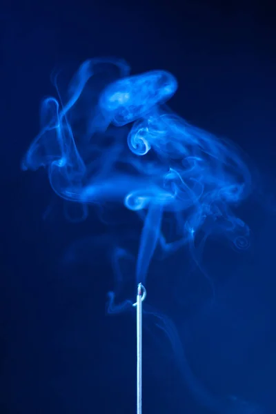 Aroma Bruciante Bastone Con Fumo Sfondo Astratto — Foto Stock