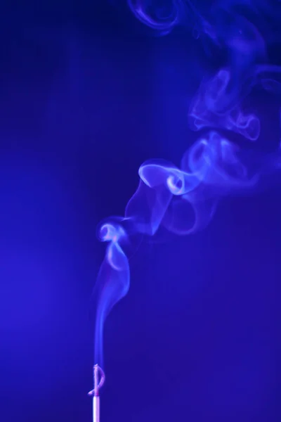 Καύση Άρωμα Ραβδί Καπνό Αφηρημένη Φόντο — Φωτογραφία Αρχείου