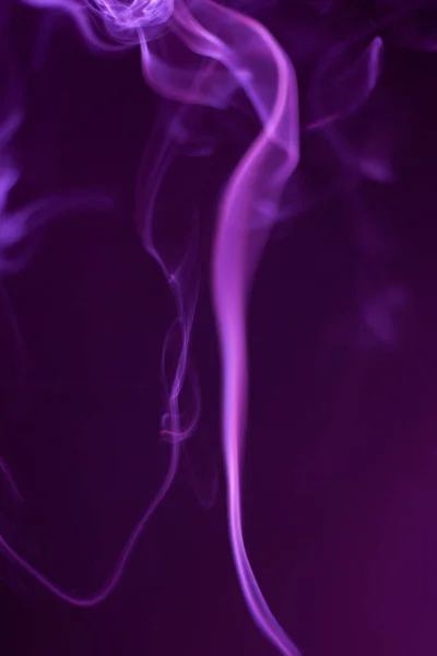 Brennender Duftstab Mit Rauch Auf Abstraktem Hintergrund — Stockfoto