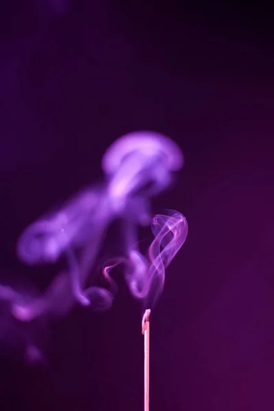 Bâton Arôme Brûlant Avec Fumée Sur Fond Abstrait — Photo