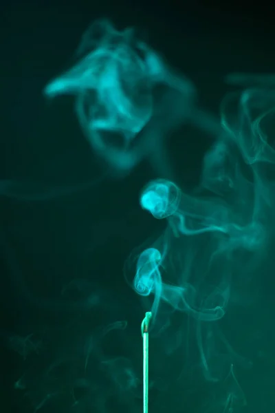 Жжение Ароматной Палки Дымом Абстрактном Фоне — стоковое фото