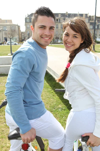 Smiling Couple Riding Bicycles Park — Stock Photo, Image