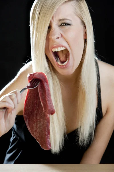 Retrato Mulher Com Carne Crua — Fotografia de Stock