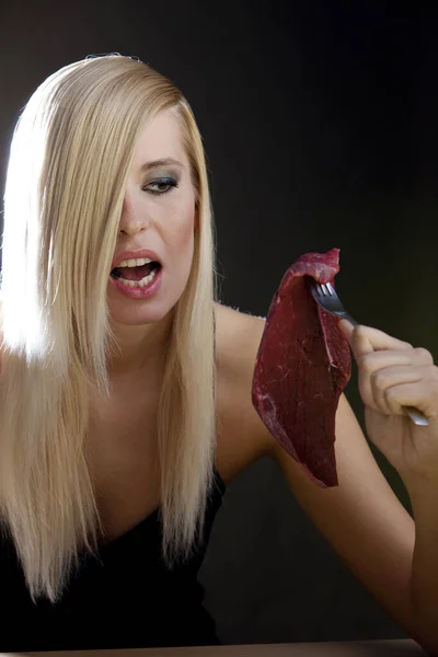 Retrato Mujer Con Carne Cruda — Foto de Stock