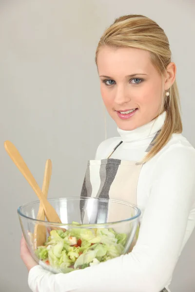 Frau Trägt Schale Mit Salat Auf Weißem Hintergrund — Stockfoto