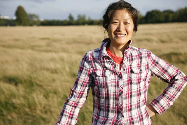 Donna Sorridente Richmond Park Tramonto — Foto Stock