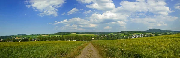 从布伦斯坦脚边看Erzgebirge的布伦斯坦和前排有长椅的韦珀特 Veiperty — 图库照片