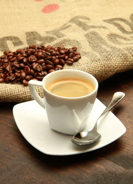 Tasse Kaffee Und Bohnen Auf Dem Tisch — Stockfoto