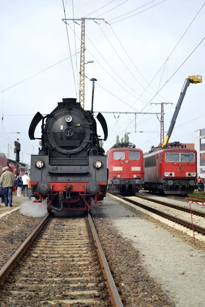 Lokomotive Aus Dem Jahr 1958 Neben Modernen Zuegen Locomotive Built — Stockfoto