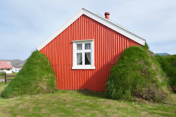 Haus Mit Einem Mit Gras Bedeckten Dach Island — Stockfoto