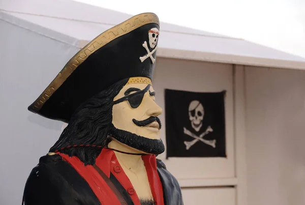 Halloween Kostým Maskou Ženou Pirátském Klobouku — Stock fotografie