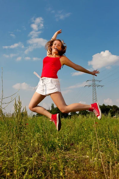 Femme Sautant Sur Une Pelouse Sur Pylône Électrique — Photo