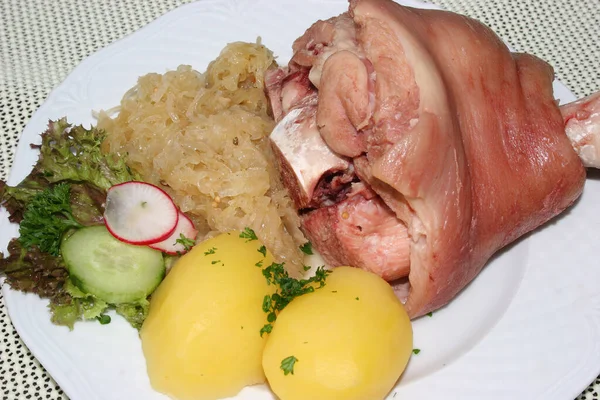 Eisbein Mit Sauerkraut Kartoffeln Und Salat — Stockfoto