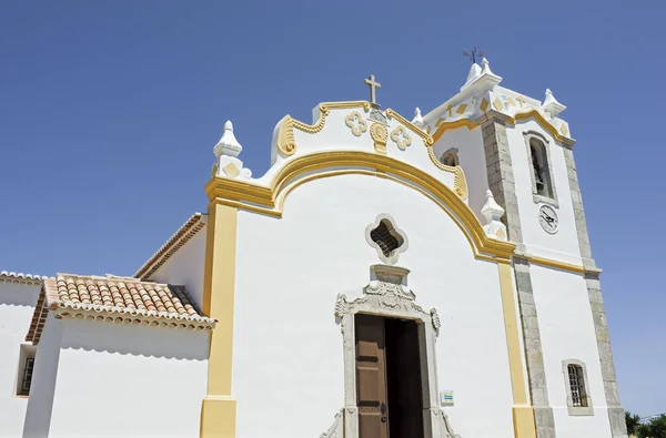 典型的なポルトガル南部の都市教会は — ストック写真