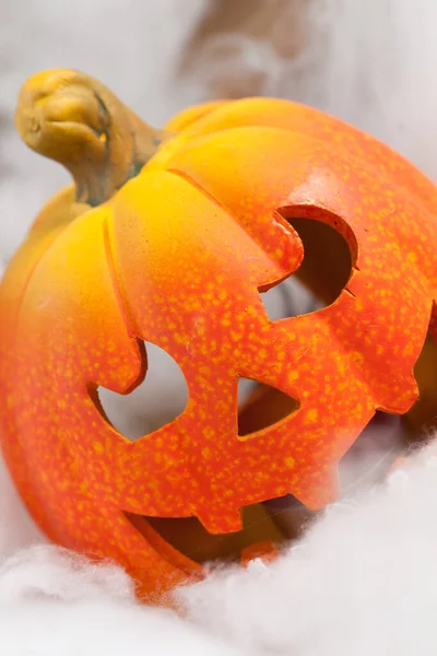 Halloween Pumpa Med Ett Ljus Vit Bakgrund — Stockfoto