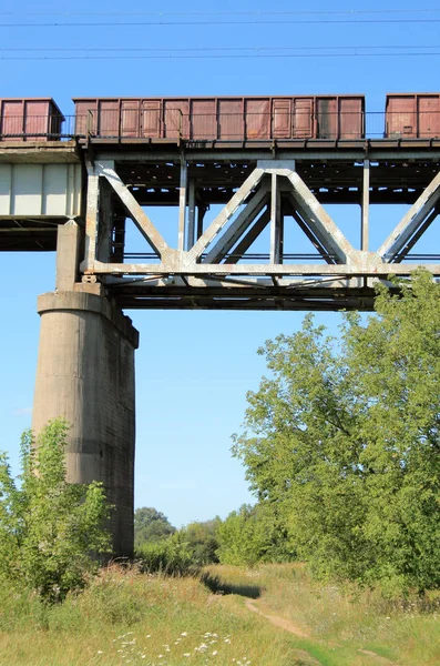 Tren Carga Pasando Puente Acero Sobre Río —  Fotos de Stock