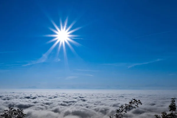 Sol Madrugada Sobre Densas Nubes Niebla Que Cubre Lago Ginebra —  Fotos de Stock