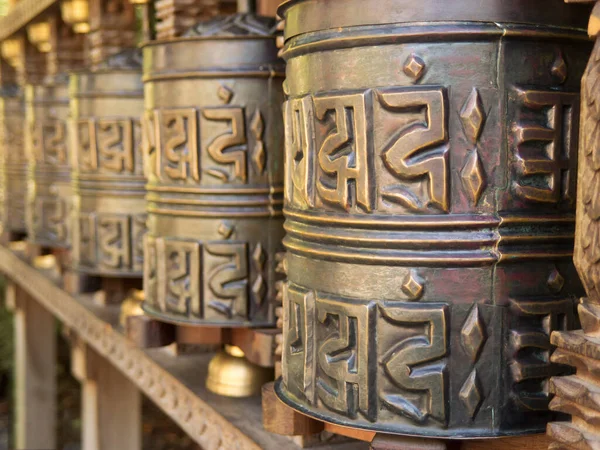 Ruota Preghiera Tibetana Girando Con Mano Destra Sul Rullo Porta — Foto Stock