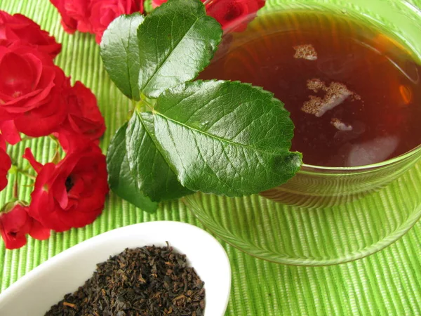 Chá Preto Com Pétalas Rosa — Fotografia de Stock