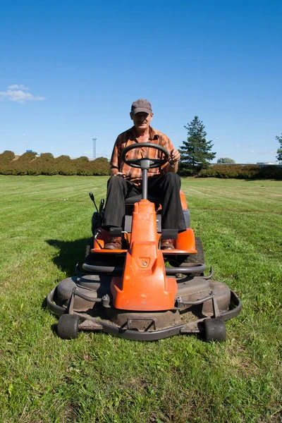 Volwassen Man Gras Cutter Rijden Een Zonnige Dag — Stockfoto