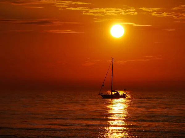 Zeilboot Bij Zonsondergang — Stockfoto