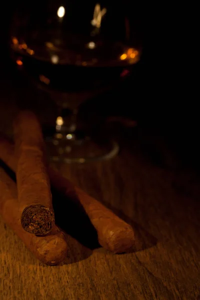 Cigarros Típicos Havana Con Fondo Bebida Whisky Puro — Foto de Stock