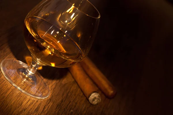 Cigarros Típicos Havana Con Fondo Bebida Whisky Puro — Foto de Stock