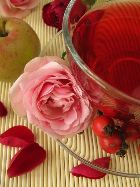 リンゴやローズヒップやバラの花びらを使ったフルーツティー — ストック写真