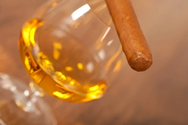 Typiska Havanna Cigarrer Med Ren Whisky Dryck Bakgrund — Stockfoto