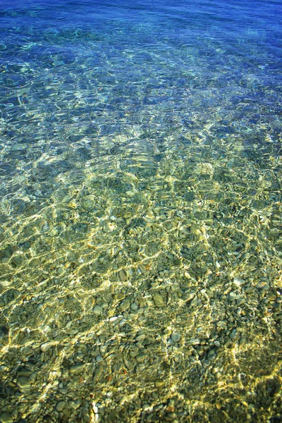 Guijarros Playa Bajo Aguas Cristalinas Con Olas — Foto de Stock