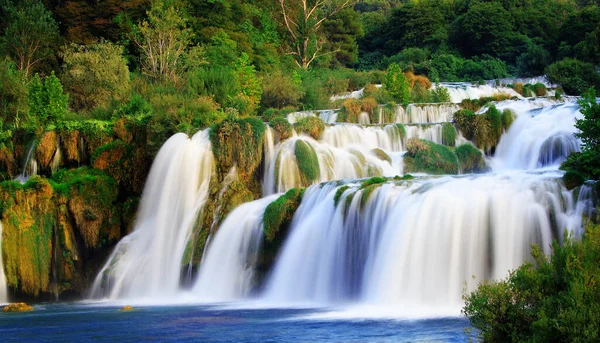 Шелковистый Водопад Нетронутой Природе — стоковое фото
