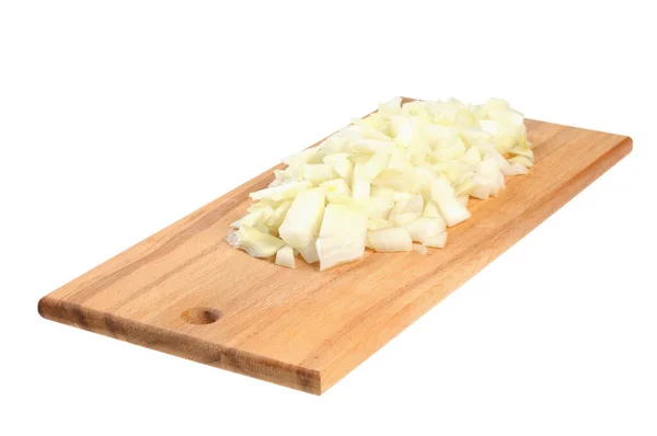 Gehackte Zwiebeln Auf Einem Holzbrett Isoliert Auf Weiß — Stockfoto