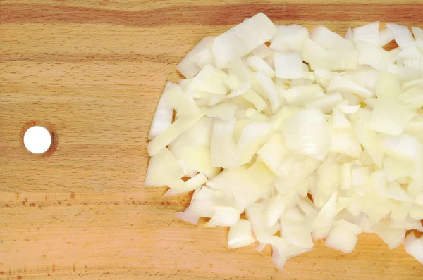 Cebolas Picadas Uma Tábua Madeira Fechar — Fotografia de Stock