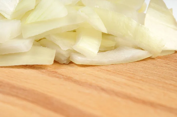 Gehakte Uien Een Houten Plank Geïsoleerd Wit Ondiepe Scherptediepte — Stockfoto