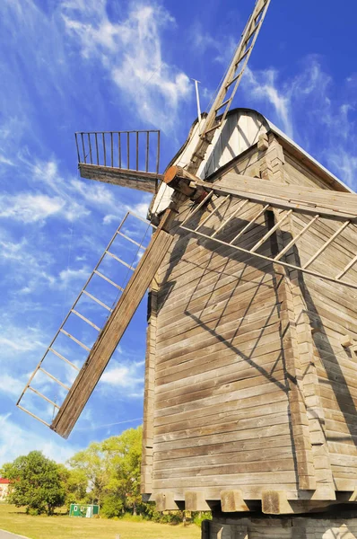 Alte Hölzerne Windmühle Vor Blauem Himmel Mit Wolken — Stockfoto
