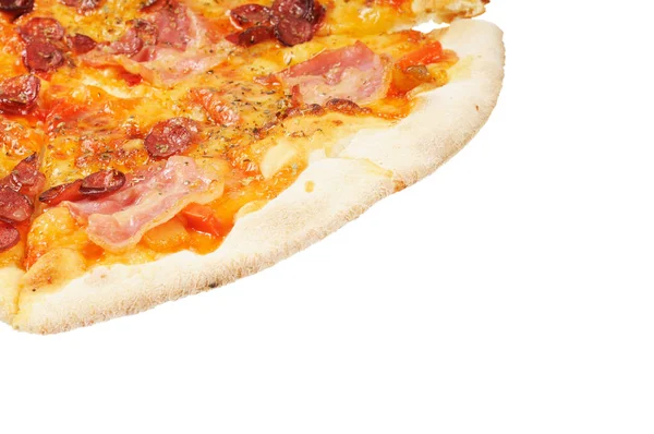 Sosisli Pastırmalı Pizza Beyaz Üzerine Izole — Stok fotoğraf