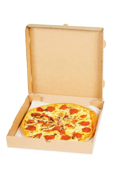 Pizza Mit Peperoni Einer Schachtel Isoliert Auf Weiß — Stockfoto