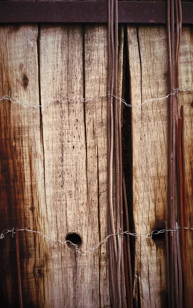 錆びた釘と鉄条網のある古い板垣 — ストック写真