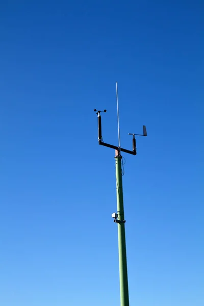 Przyrządy Pomiarowe Stacji Meteorologicznej Niebieskim Niebem — Zdjęcie stockowe