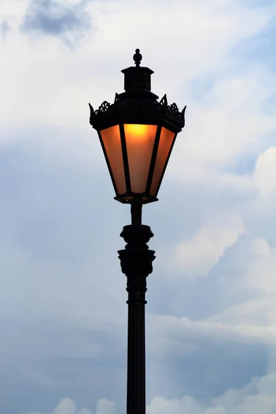 Lampa Uliczna Retro Świecąca Nocy Przed Zachmurzonym Niebem — Zdjęcie stockowe