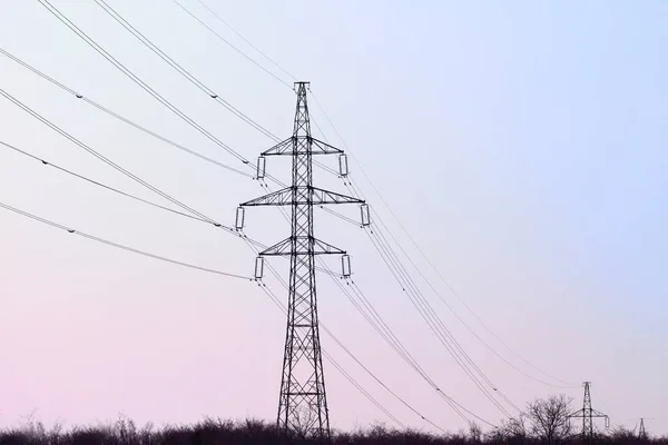 Pilón Electricidad Con Muchos Cables Cielo Azul Púrpura —  Fotos de Stock