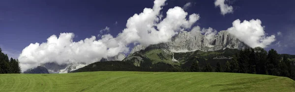 Wiesen Berge Und Himmelsfarben Der Österreichischen Alpen Europa — Stockfoto