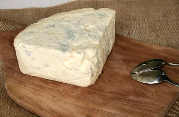 Kousek Sýra Gorgonzola Lžící — Stock fotografie