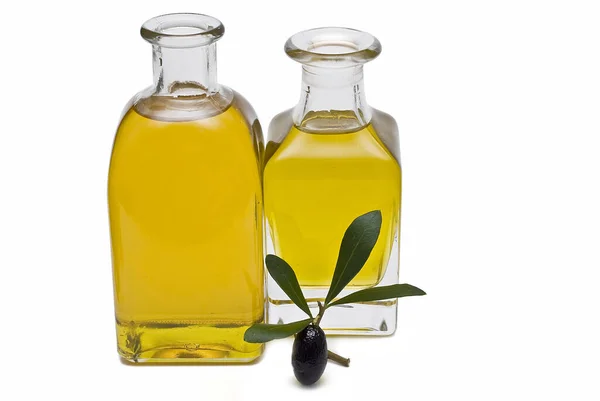 Natives Olivenöl Und Oliven Isoliert Auf Weißem Hintergrund — Stockfoto