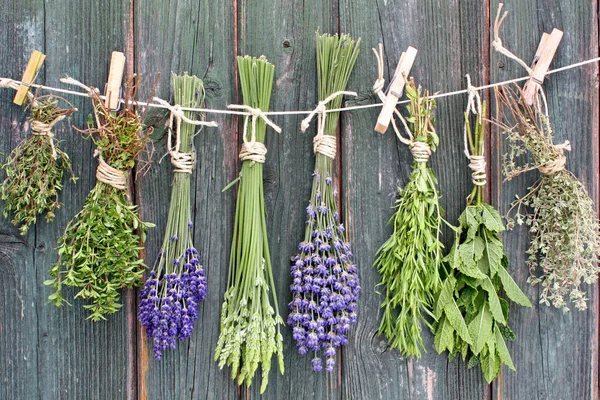 Lavendelblüten Auf Einem Hölzernen Hintergrund — Stockfoto