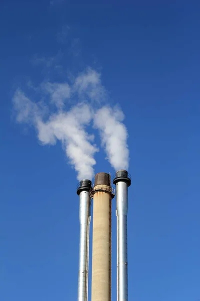 Industriële Fabrieksschoorsteen Tegen Blauwe Lucht — Stockfoto