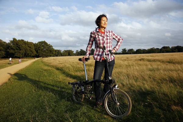 Orientalische Frau Der Abenddämmerung Mit Fahrrad Reichspark — Stockfoto